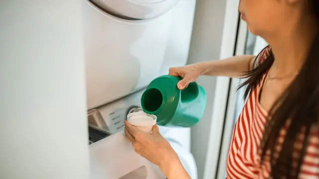 Cuci Pakaian dengan Banyak Air dan Detergen
