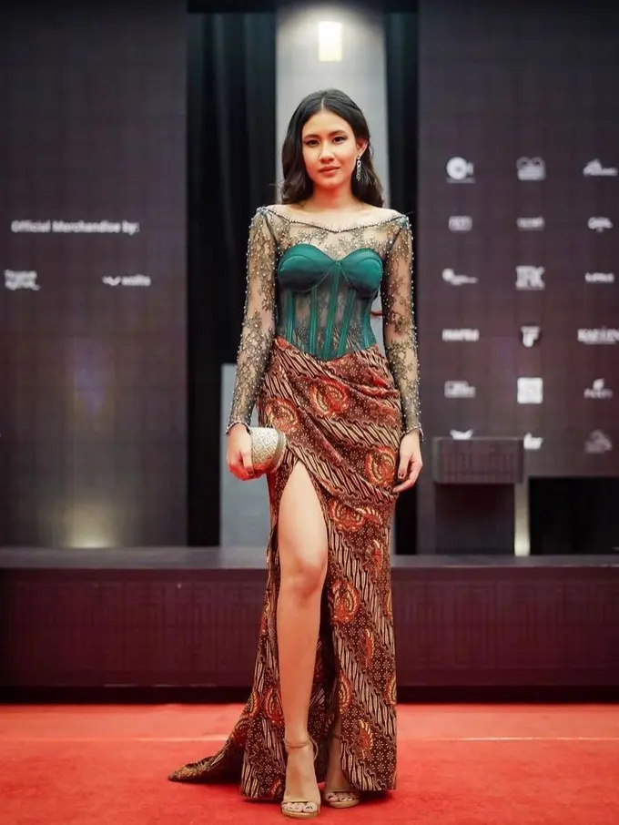 10 Ide Style Elegan Pakai Kebaya dan Rok Lilit ala Artis, Shenina Cinnamon-Prilly Latuconsina