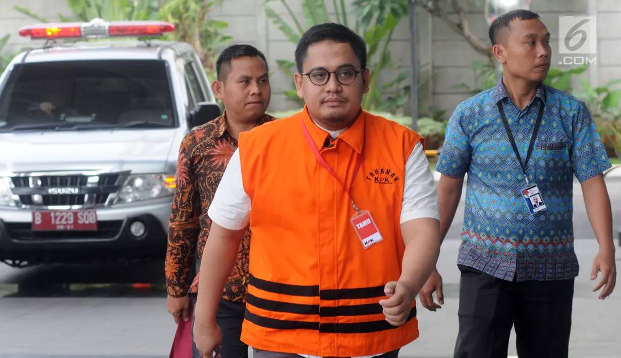 Pengacara Arif Fitrawan tiba untuk menjalani pemeriksaan di gedung KPK, Jakarta, Rabu (12/12). Arif Fitrawan menjalani pemeriksaan perdana setelah ditetapkan sebagai tersangka dugaan suap penanganan perkara di PN Jakarta Selatan. (Merdeka.com/Dwi Narwoko)