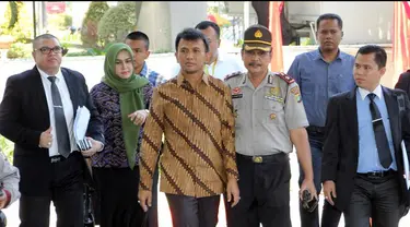 Gubernur Sumatera Utara Gatot Pujo Nugroho memenuhi panggilan penyidik Komisi Pemberantasan Korupsi (KPK). Dia akan diperiksa sebagai tersangka kasus dugaan suap hakim Pengadilan Tata Usaha Negara (PTUN) Medan. Gatot yang mengenakan kemeja batik cokelat t