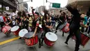 Sejumlah orang memukul alat musik saat melakukan aksi protes pada peringatan Hari Buruh di Bogota, Kolombia (1/5). Mereka melakukan aksi protes selamay peringatan Hari Buruh dengan cara bermain alat musik. (AP/Fernando Vergara)