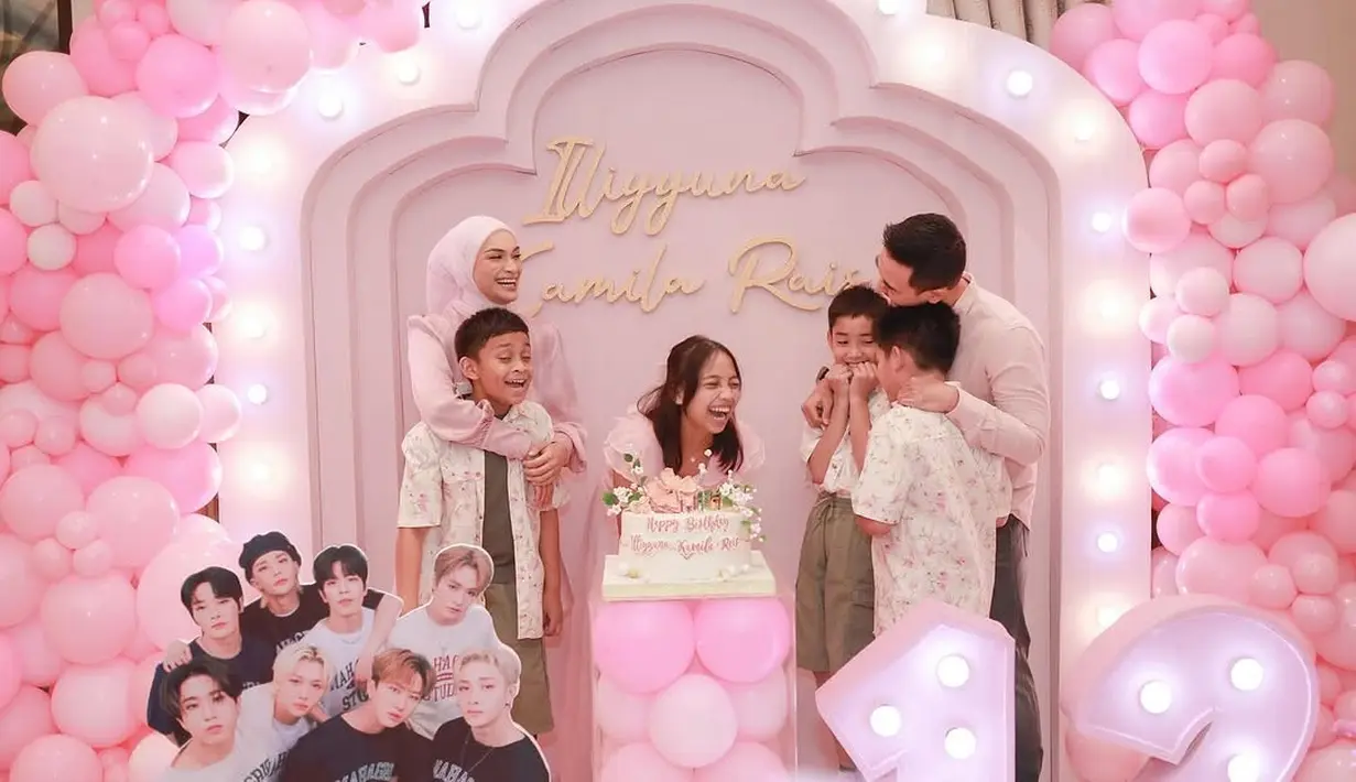 Ketiga putra Putri Zulhas dan Zumi Zola tampil kompak kenakan kemeja bermotif yang sama [@putri_zulhas]