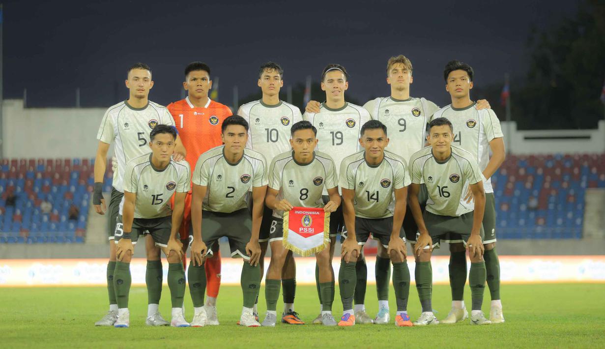 Tim asuhan pelatih Indra Sjafri ini kalah 0-1 dari Filipina. Tampak dalam foto, pemain Timnas Indonesia U-22 berfoto bersama jelang pertandingan perdana Grup C SEA Games 2025 melawan Filipina di Stadion 700th Anniversary, Chiang Mai, Thailand, Senin (8/12/2025). (Bola.com/Bagaskara Lazuardi)