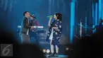 Vokalis Noah, Ariel berkolaborasi dengan vokalis Geisha , momo di panggung Move On Party 2016 di Jakarta, (31/12). Sejumlah artis papan atas Indonesia turut menghibur Masyarakat yang berkunjung ke pantai Ancol. (Liputan6.com/Herman Zakharia)