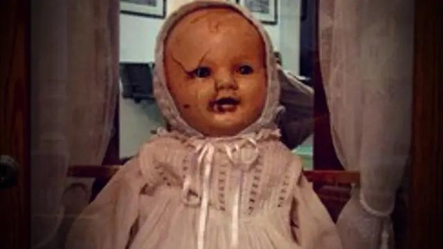 7 Boneka Paling Menyeramkan di Dunia, Ada yang Membawa ...