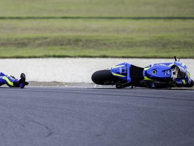 Pebalap tim Suzuki Ecstar, Aleix Espargaro, terjatuh saat tes pra musim MotoGP 2016 di Sirkuit Phillip Island, Australia, (19/2/2016). (AFP/Theo Karanikos)