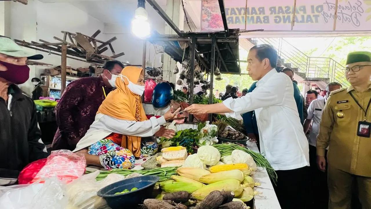 Presiden Joko Widodo atau Jokowi saat mengunjungi Pasar Rakyat Talang Banjar, Kota Jambi, Provinsi Jambi, Selasa (16/5/2023).