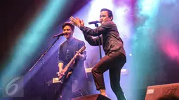 Aksi grup musik HiVi saat meramaikan acara Indonesian Jazz Festival (IJF) 2015 di Istora Senayan, Jakarta, Sabtu (29/8). Indonesian Jazz Festival kembali digelar selama dua hari berturut-turut, mulai 29—30 Agustus 2015. (Liputan6.com/Faizal Fanani)