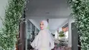 Zaskia Gotik memperlihatkan outfitnya di hari akikah sang buah hati. Dia mengenakan busana muslimah bermotif berwarna pastel.  (Foto: Instagram/ zaskia_gotix)