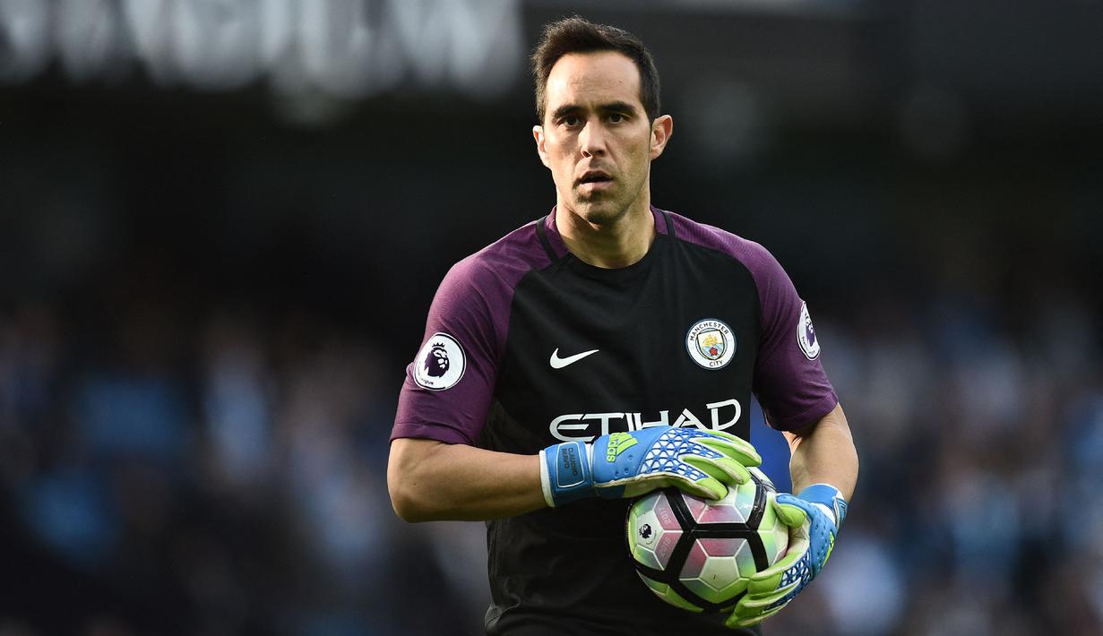 Claudio Bravo menjadi pemain pertama yang didatangkan oleh Pep Guardiola saat menukangi Manchester City pada 2016 dengan harga 18 juta euro. Sayangnya peroformanya tak segemilang ketika berseragam Barcelona. Ia terpaksa harus lebih banyak mendekam di bangku cadangan. (AFP/Oli Scarff)
