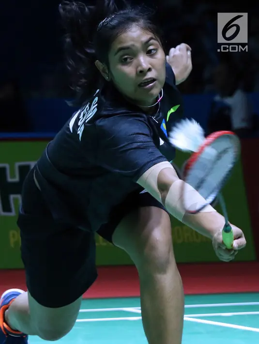 Tunggal putri Indonesia, Gregoria Mariska Tunjung menahan kok dari pemain China Taipei, Lee Chia Hsin pada babak pertama Indonesia Open 2018 di Istora Senayan, Jakarta, Selasa (3/7). Gregoria unggul 21-13, 21-7. (Liputan6.com/Helmi Fithriansyah)