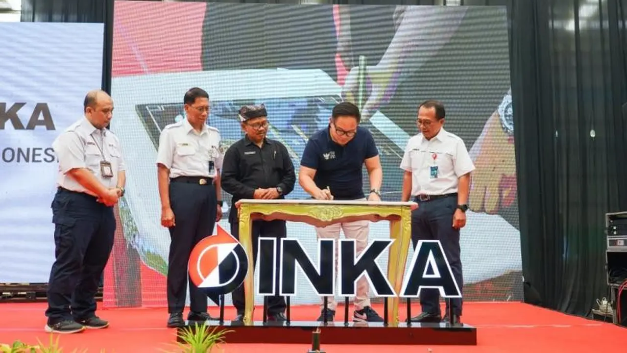 Penandatanganan Prasasti Wrokshop PT INKA Banyuwangi oleh Wakil Menteri BUMN II Kartika Wirdjoatmodjo (Istimewa)