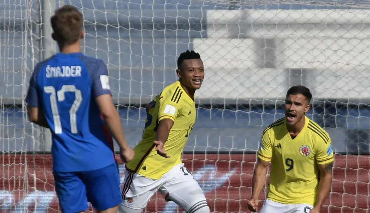 Selebrasi pemain Timnas Kolumbua U-20, Oscar Cortes (tengah), setelah mencetak gol ke gawang Slovakia dalam pertandingan babak 16 besar Piala Dunia U-20 2023 yang berlangsung di San Juan del Bicentenario stadium, Argentina, Rabu (31/5/2023). Cortes merupakan pemain berumur 19 tahun dari klub Liga Kolumbia Millonarios. Bersama klub. ia telah mencetak enam gol dan tiga assist dalam 16 laga yang dimainkan. (AFP/Andres Larrovere)
