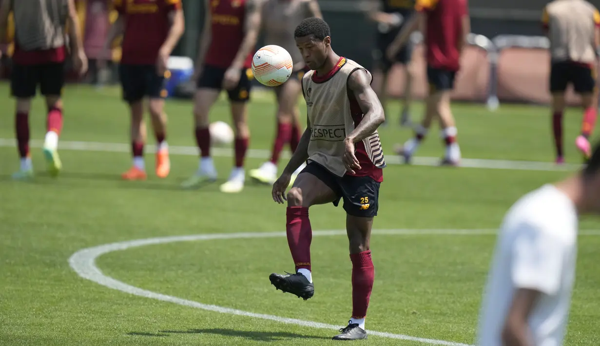 AS Roma akan bentrok dengan Sevilla pada laga final Liga Europa di Puskas Arena, Budapest, Kamis (1/6/2023) dini hari WIB. (AP Photo/Alessandra Tarantino)