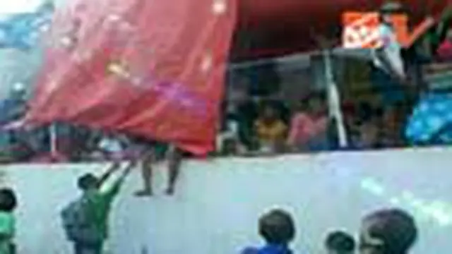 Rela Berdesakan di Kapal Demi Natal