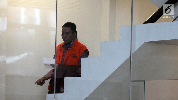 Tersangka Ali Murtopo menaiki tangga untuk menjalani pemeriksaan di Gedung KPK, Jakarta, Kamis (6/12). Ali Murtopo diperiksa terkait proyek di Dinas Pendidikan Kabupaten Malang pada tahun anggaran 2011. (Merdeka.com/Dwi Narwoko)