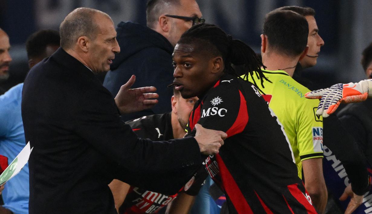 Ekspresi kesal tak mampu disembunyikan oleh Rafael Leao saat ditarik ke luar lapangan oleh pelatih Massimiliano Allegri dalam laga lanjutan Liga Italia 2025/2026 antara Lazio melawan AC Milan, Minggu (15/03/2026) waktu setempat. (AFP/Alberto Pizzoli)
