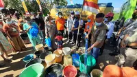 Ratusan warga Desa Kertajaya, Kecamatan CIbatu, tengah mengantri untuk mendapatkan fasilitas air bersih yang disuplai Pemda Garut. Jawa Barat. (Liputan6.com/Jayadi Supriadin)