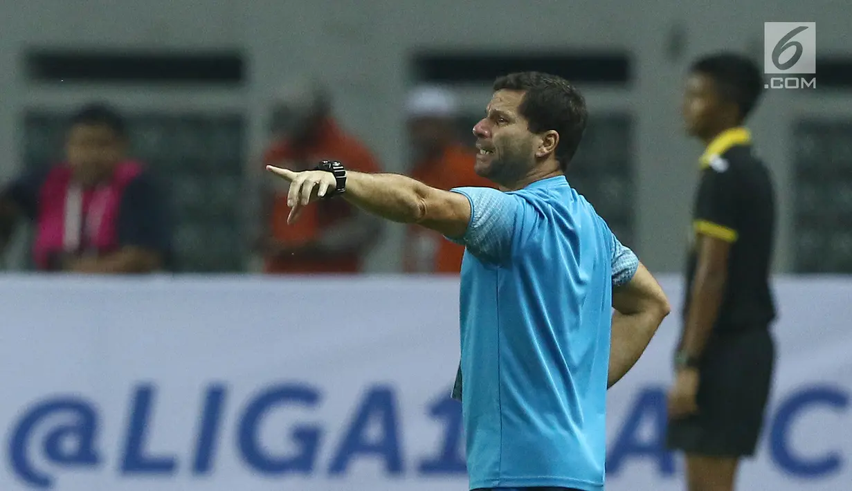 Pelatih Sriwijaya FC, Oswaldo Lessa memberi arahan pada pemainnya saat melawan Persija dilanjutan Liga 1 Indonesia di Stadion Wibawa Mukti, Cikarang Kab Bekasi, Jumat (16/6). Persija unggul 1-0. (Liputan6.com/Helmi Fithriansyah)