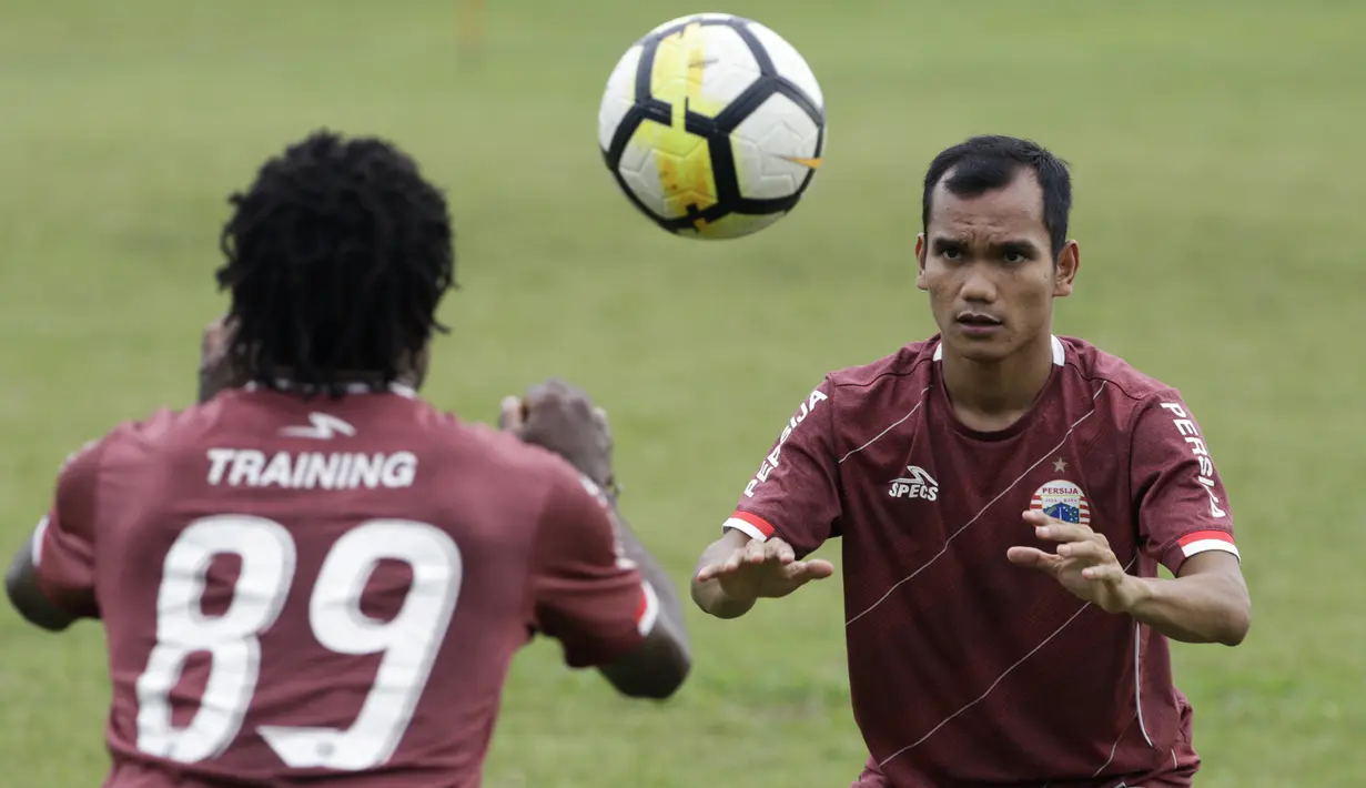 Pemain Persija Jakarta, Riko Simanjuntak, melempar bola saat latihan di Lapangan Sutasoma, Jakarta, Rabu (16/1). Ini merupakan latihan perdana yang dipimpin oleh Ivan Kolev. (Bola.com/Yoppy Renato)