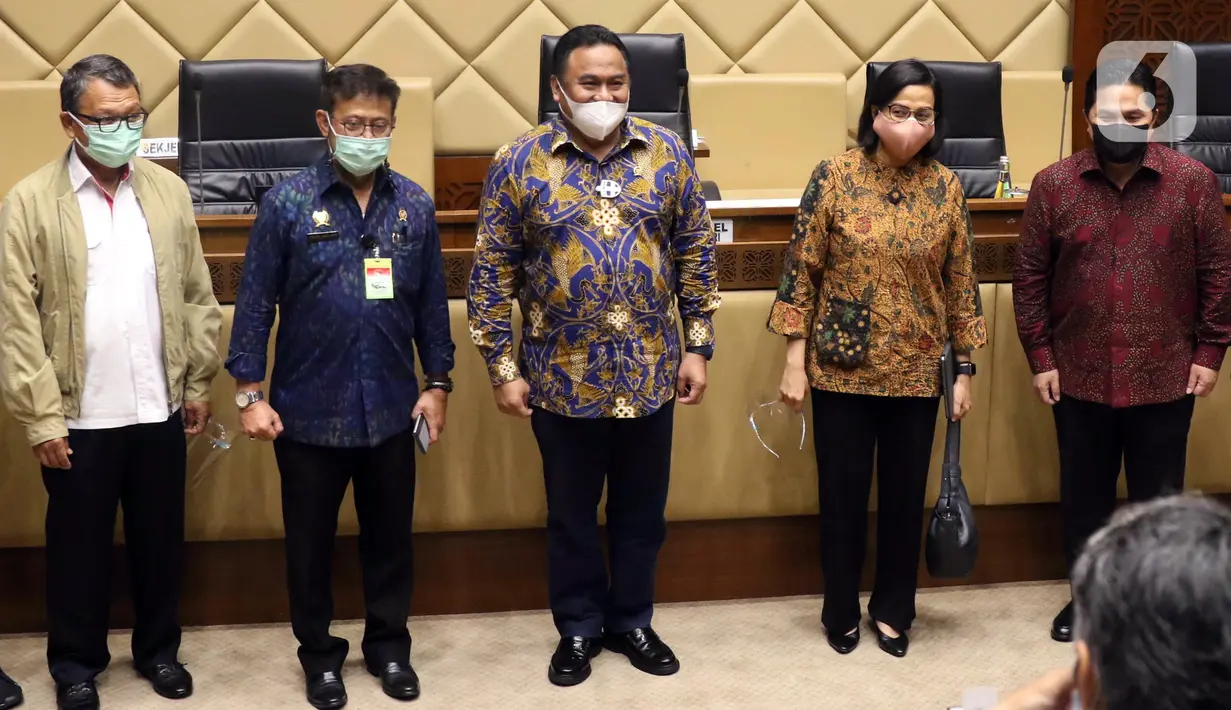 (kanan ke kiri) Menteri BUMN Erick Thohir, Menkeu Sri Mulyani Indrawati, Wakil Ketua DPR Rachmat Gobel, Mentan Syahrul Yasin Limpo, dan Menteri ESDM Arifin Tasrif foto bersama sebelum rapat konsultasi masalah pupuk subsidi di Kompleks Parlemen, Jakarta, Selasa (9/2/2021). (Liputan6.com/Angga Yuniar)