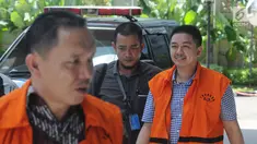 Bupati Halmahera Timur nonaktif Rudi Erawan (kiri) dan Wali Kota Kendari nonaktif Adriatma Dwi Putra (kanan) tiba di Gedung KPK, Jakarta, Kamis (15/3). Kedua tersangka menjalani pemeriksaan lanjutan terkait suap. (Merdeka.com/Dwi Narwoko)