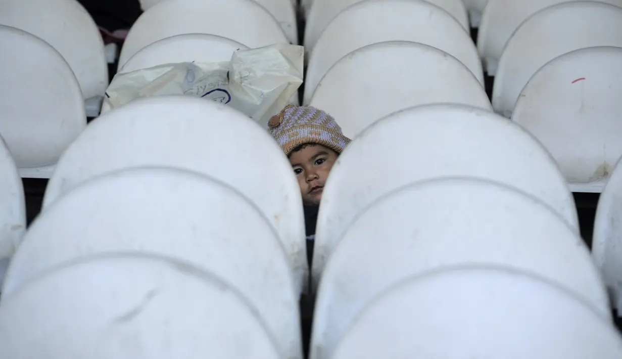 Seorang anak migran terlihat diantara kursi arena gulat Sarayici di Edirne, Turki (21/9/2015). (REUTERS / Alexandros Avramidis)