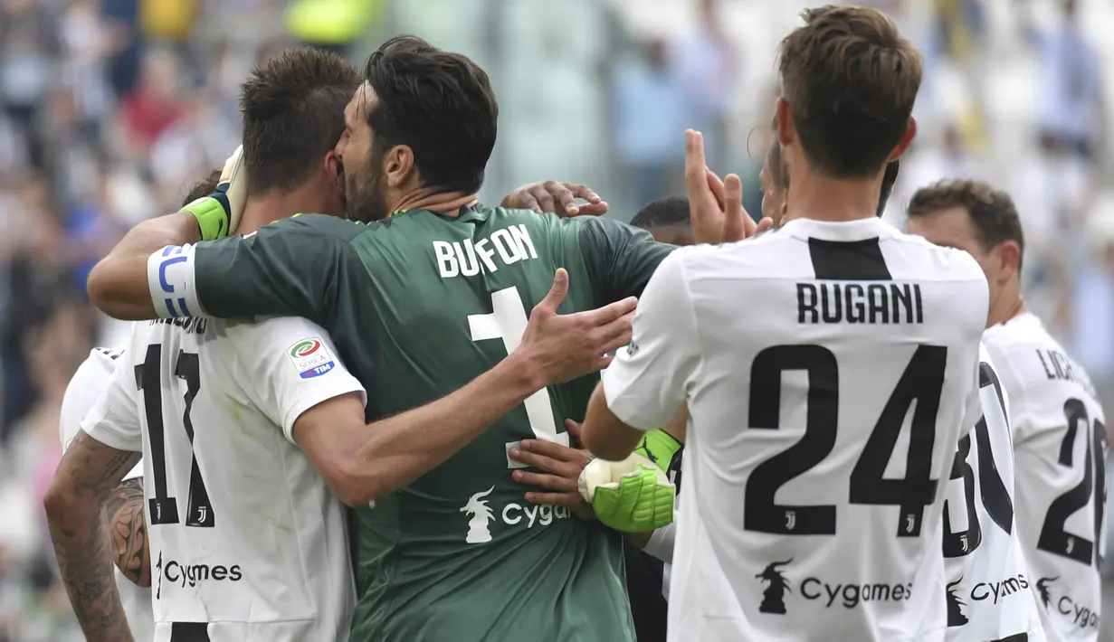 Kiper Juventus, Gianluigi Buffon, menyapa rekannya usai melawan Verona pada laga Serie A Italia di Stadion Allianz, Turin, Sabtu (19/5/2018). Laga ini menjadi yang terakhir bagi Buffon setelah 17 tahun membela Juventus. (AFP/Marco Bertorello)
