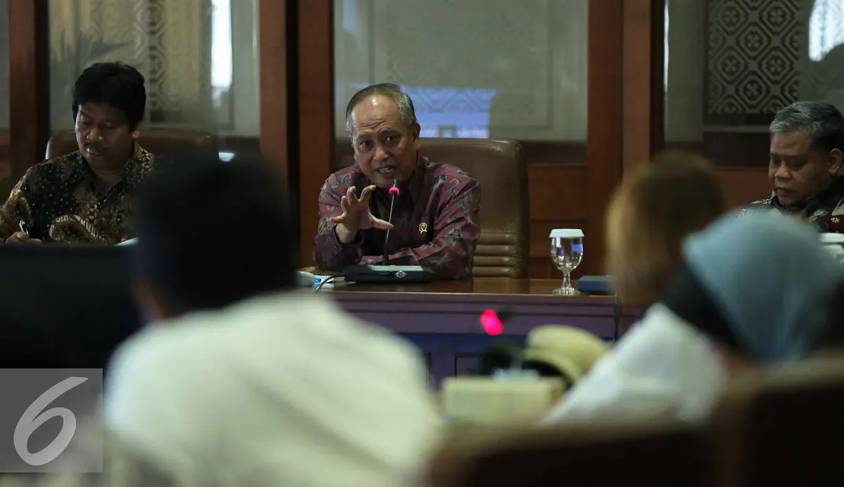 Suasana saat Menteri Riset Teknologi dan Perguruan Tinggi (Menristek Dikti) Mohamad Nasir memberikan keterangan pers di Gedung BPPT, Jakarta, Rabu (26/10). (Liputan6.com/Faizal Fanani)