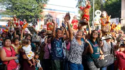 Sejumlah umat Katolik Roma mengangkat patung simbol Bayi Yesus saat pemberkatan di Manila, Filipina (21/1). Santo Nino adalah sebuah patung Yesus dalam bentuk seorang anak laki-laki kecil. (AP Photo / Bullit Marquez)