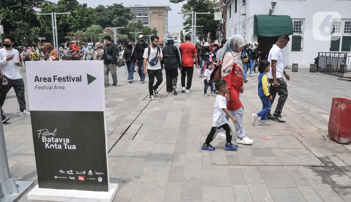 Pengunjung saat mendatangi Festival Batavia Kota Tua, Jakarta, Minggu (28/8/2022). Festival yang berlangsung hingga hari ini tersebut menampilkan sejumlah kesenian tradisional maupun modern dan memamerkan sejumlah produk UMKM di Jakarta sekaligus sebagai momentum diresmikannya wajah baru Kota Tua pasca direvitalisasi. (merdeka.com/Iqbal S Nugroho)