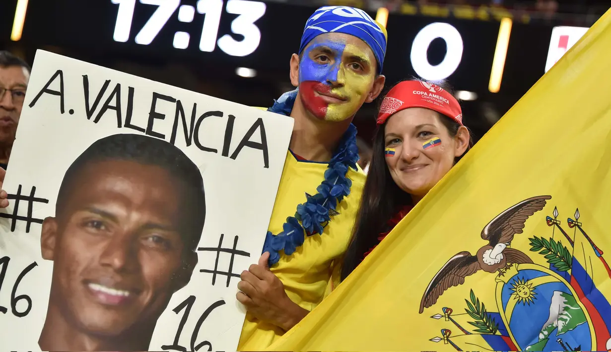 Suporters Ekuador memajang poster Antonio Valencia saat menonton babak penyisihan grup B  antara Ekuador vs Peru pada Copa America Centenario 2016 di Glendale, Arizona, AS, (9/6/2016) WIB. (AFP/Nelson Almeida)