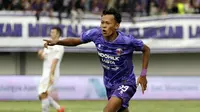 Pemain Persita Tangerang, Esal Sahrul, melakukan selebrasi saat melawan Persija Jakarta pada laga BRI Liga 1 di Stadion Indomilk Arena, Sabtu, (22/7/2023). (Bola.com/Ikhwan Yanuar)