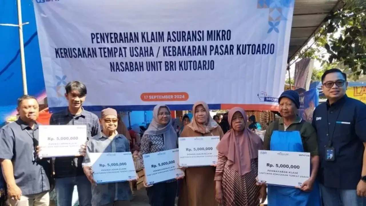 BRI Insurance dan BRI menyerahkan klaim asuransi kepada nasabah di Pasar Kutoarjo yang tertimpa musibah kebakaran Agustus kemarin. (dok BRINS)