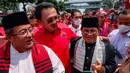 Sejumlah tokoh PDIP mengantar pasangan Pramono Anung dan Rano Karno bergerak menuju kantor KPU Provinsi DKI Jakarta. (merdeka.com/Arie Basuki)