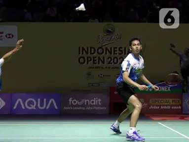 Pebulu tangkis ganda putra Indonesia Sabar Karyaman/Moh Reza Pahlevi Isfahani mengembalikan kok ke arah Lee Jhe-Huei/Yang Po-Hsuan (Taiwan) pada babak perempat final Indonesia Open 2024 di Istora Gelora Bung Karno, Senayan, Jakarta, Jumat (7/6/2024). (Liputan6.com/Herman Zakharia)