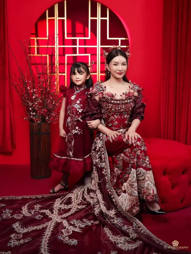 Sambut Imlek 2026, Sarwendah Tampil Anggun dengan Majestic Dress Bersama Kedua Putrinya