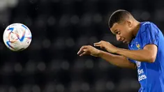 Pemain Prancis Kylian Mbappe menyundul bola saat sesi latihan di Stadion Jassim Bin Hamad, Doha, Qatar, 8 Desember 2022. Prancis akan melawan Inggris dalam pertandingan sepak bola perempat final Piala Dunia 2022 pada 10 Desember. (AP Photo/Christophe Ena)