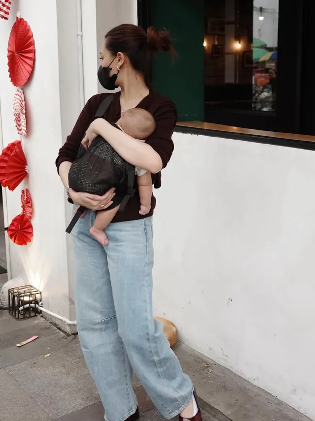 Gaya santai Aaliyah Massaid sedang gendong anak. [@aaliyah.massaid]