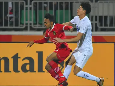 Pemain timnas Indonesia U-20 berjibaku melawan pemain Uzbekistan pada laga terakhir Grup A Piala Asia U-20 di Stadion Istiqlol Fergana, Uzbekistan, Selasa (7/3/2023). Timnas Indonesia U-20 tersingkir dari Piala Asia U-20 menyusul hasil bermain imbang 0-0 dengan Uzbekistan di laga terakhir Grup A. (Foto: Dok PSSI)
