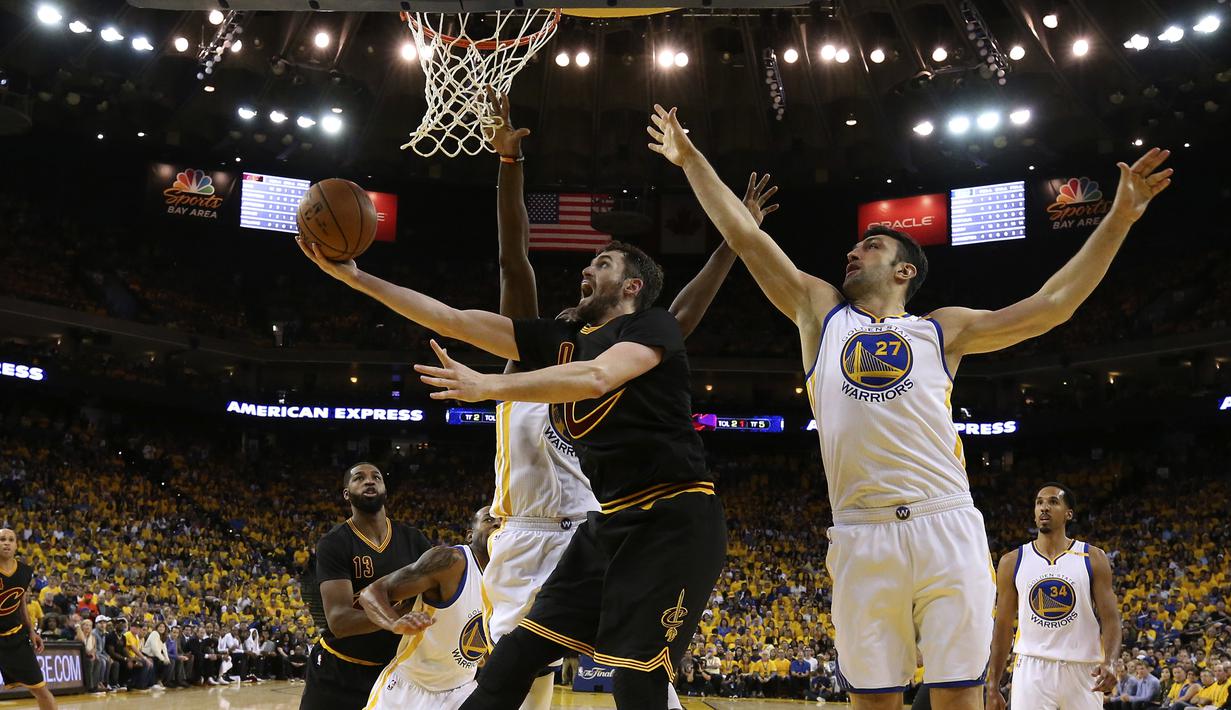 Pemain depan Cleveland Cavaliers, Kevin Love, berusaha memasukan bola saat pertandingan melawan Golden State Warriors dalam  Final NBA gim kedua di Oracle Arena, Oakland, California, AS, (04/06/2017). (EPA/Ezra Shaw)