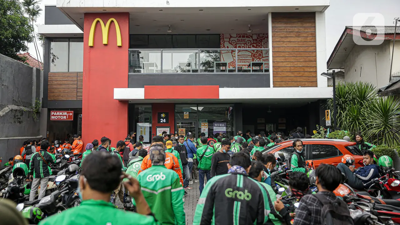 FOTO: BTS Meal Mulai Dijual, Gerai McDonald's Diserbu Ojek Online
