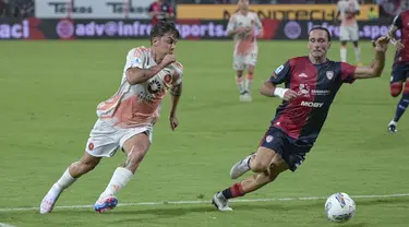 Striker AS Roma Paulo Dybala beraksi saat bertandang ke markas Cagliari pada giornata 1 Serie A 2024/2025 di Sardegna Arena, Senin (19/08/2024) dini hari WIB. (Gianluca Zuddas/LaPresse via AP)