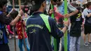 Anak-anak bermain permainan tradisional egrang ditemani sejumlah mahasiswa dari Penggerak Olahraga saat car free day (CFD) di kawasan Bundaran HI, Jakarta, Minggu (14/7/2019). Kegiatan yang rutin digelar ini bertujuan mengajak masyarakat DKI Jakarta aktif berolahraga. (Liputan6.com/Faizal Fanani)