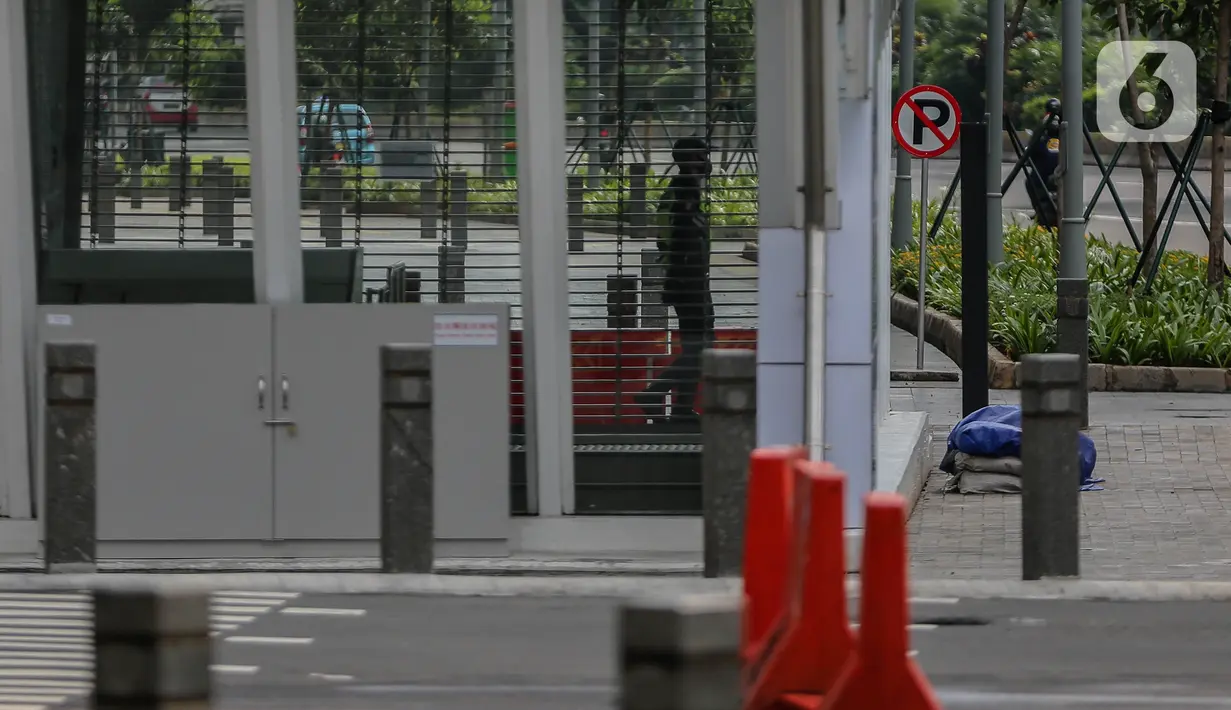 Petugas berjaga di pintu masuk Stasiun MRT Setiabudi yang tutup, Jakarta, Senin (27/4/2020). PT MRT Jakarta menutup dua stasiun MRT yang merupakan lanjutan dari penutupan lima stasiun sebelumnya guna mendukung penerapan Pembatasan Sosial Berskala Besar (PSBB) Jakarta. (Liputan6.com/Faizal Fanani)