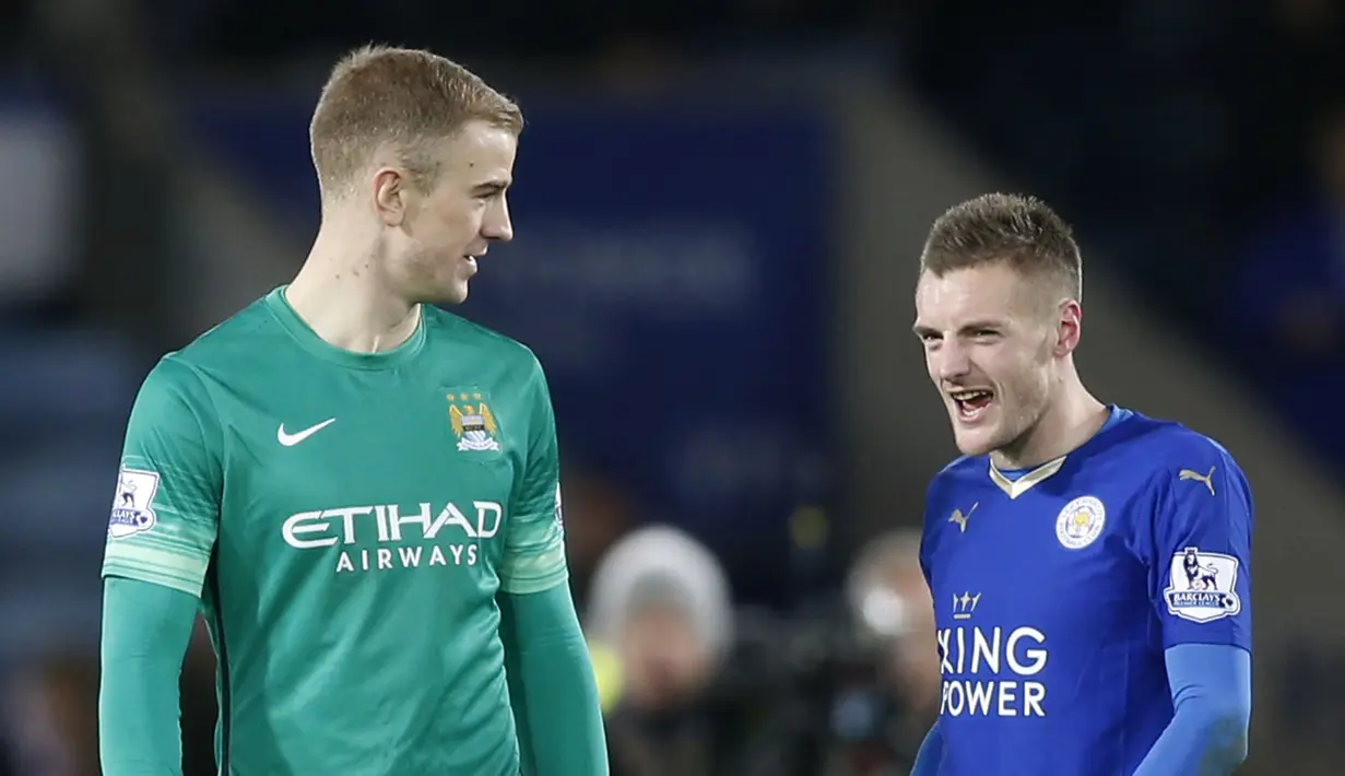  Kiper Manchester City, Joe Hart berbincang dengan penyerang Leicester City, Jamie Vardy usai laga Premier Ingggris di Stadion King Power, Rabu (30/12/2015) dini hari WIB. (Reuters/Carl Recine)