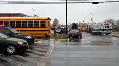 Sejumlah kendaraan dari petugas keamanan dan bus sekolah terparkir di dekat pintu masuk Great Mills High School di Maryland, AS (20/3). Seorang pelaku penembakan bernama Austin Wyatt Rollins melukai dua siswa di sekolah tersebut. (AP Photo / Alex Brandon)