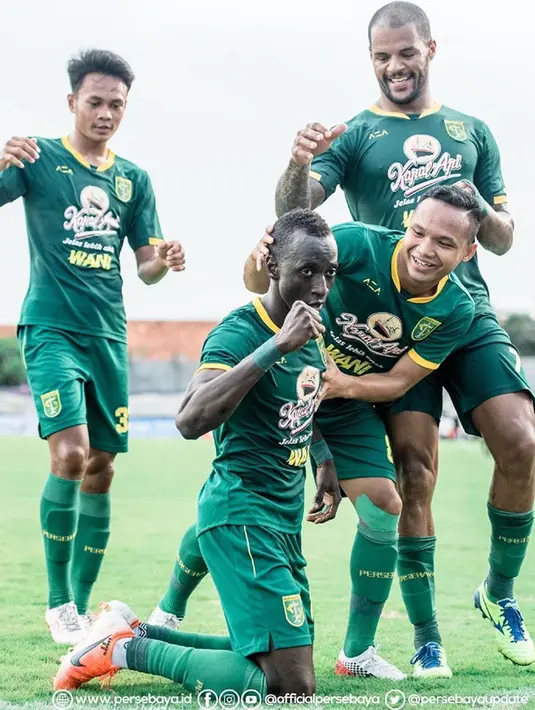 Keberhasilan Konate cetak dua gol pun dirayakan bersama rekan-rekannya. Oktafianus, David da Silva dan Koko Ari terlihat sangat antusias menghampiri Konate yang berhasil cetak gol untuk kemenangan Bajul Ijo.(Liputan6.com/IG/@officialpersebaya)