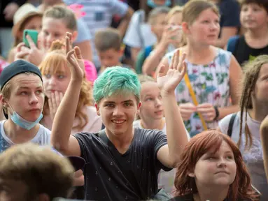 Orang-orang berpartisipasi dalam sesi syuting TikTok di Vilnius, Lithuania (10/8/2020). Bintang media sosial lokal "The Trending Gang" pada Senin (10/8) menggelar sesi syuting TikTok di Vilnius, menarik perhatian ratusan pengikut dan penggemarnya. (Xinhua/Alfredas Pliadis)
