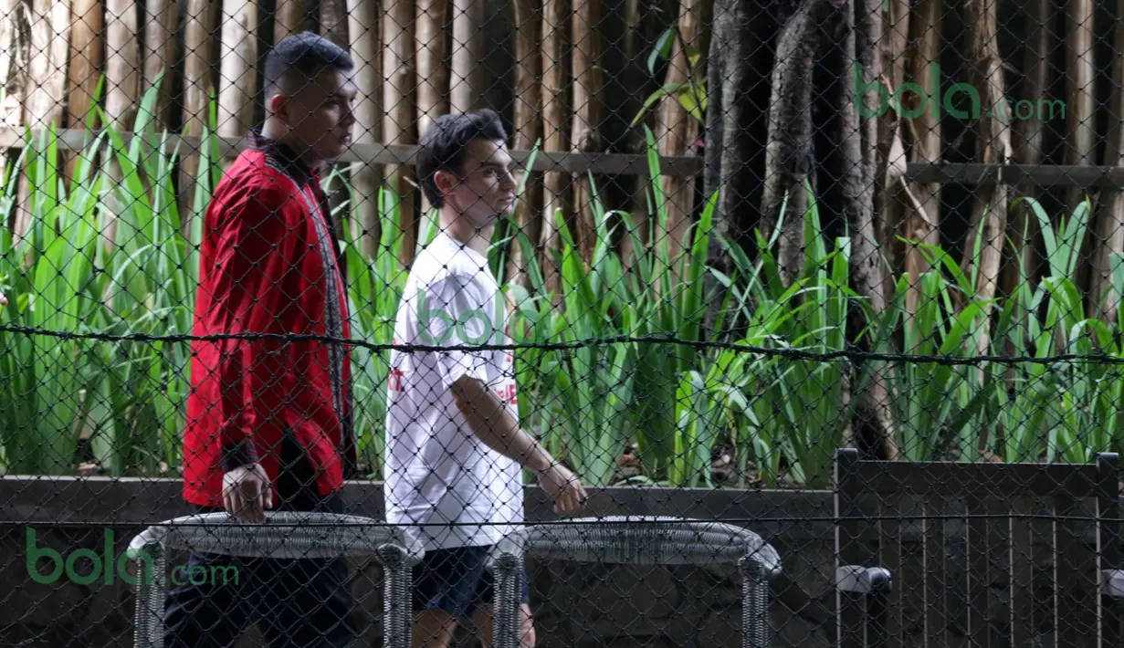 Dani Pedrosa mendapat kawalan ketat menuju lapangan Futsal usai berganti kaos di Lapangan Futsal Kuningan Village, Jakarta, Sabtu (13/2/2016). (Bola.com/Nicklas Hanoatubun)